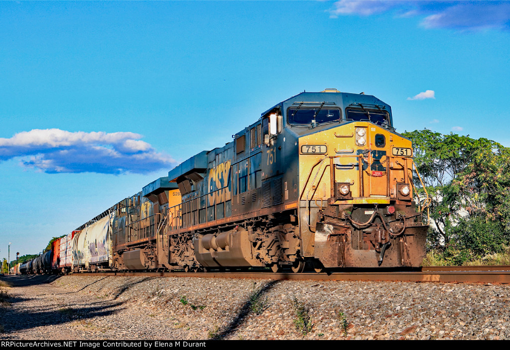 CSX 751 on M-403